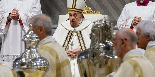 Let 'tears of repentance' flow, pope tells priests at chrism Mass