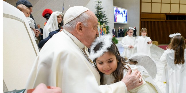 121823 pope living nativity