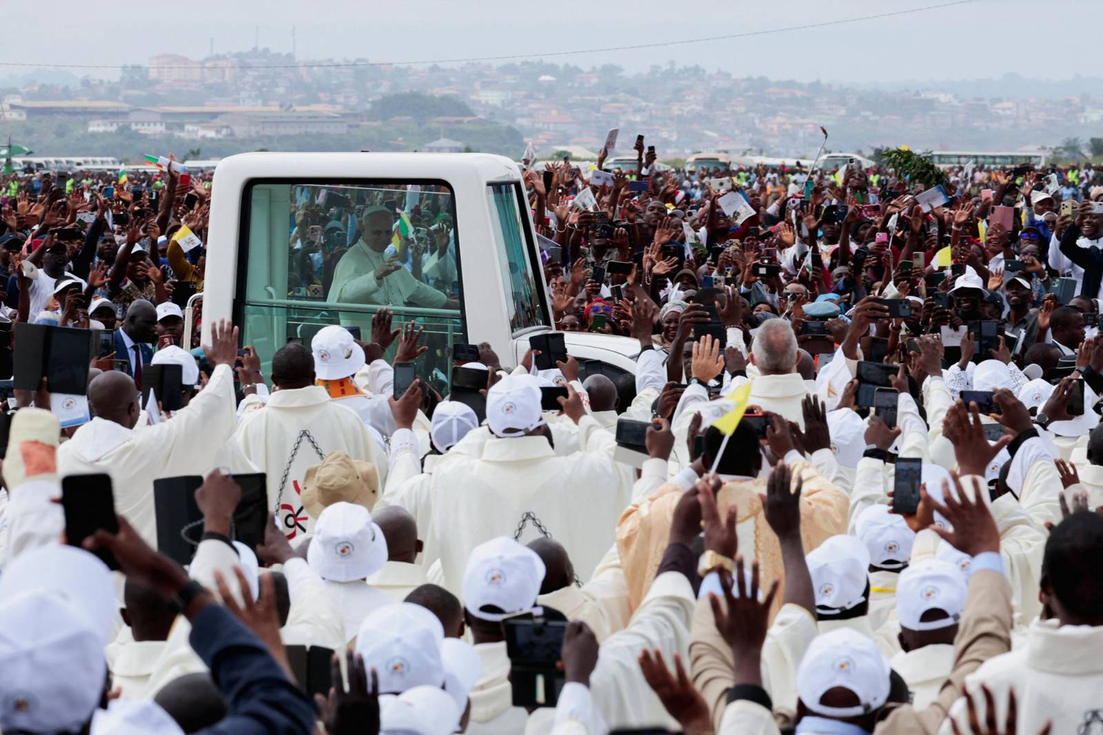 20260418T1040-POPE-AFRICA-ARRIVAL-ANGOLA-1818176 (Copy)