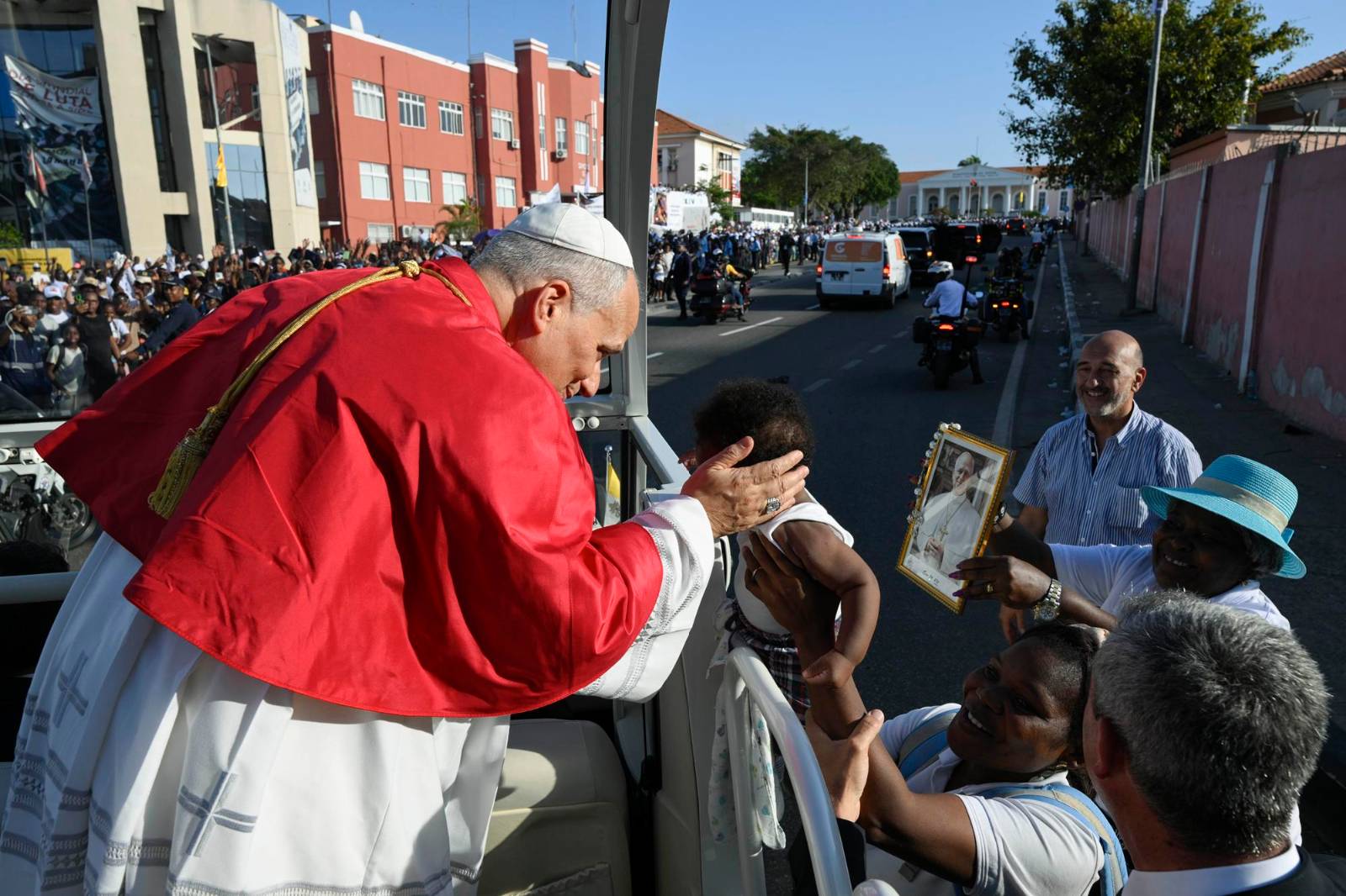 20260418T2030-POPE-AFRICA-ARRIVAL-ANGOLA-1818213 (Copy)