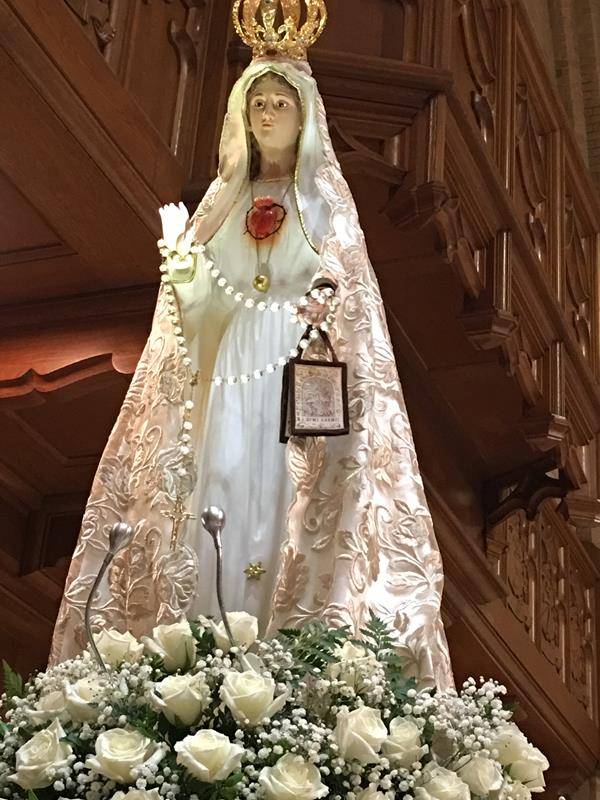 At Our Lady of Grace Church in Greensboro, parishioners and Father Paul Buchanan, pastor, welcomed the International Pilgrim Image of Our Lady of Fatima Oct. 6. Photos provided by Eileen Rohan