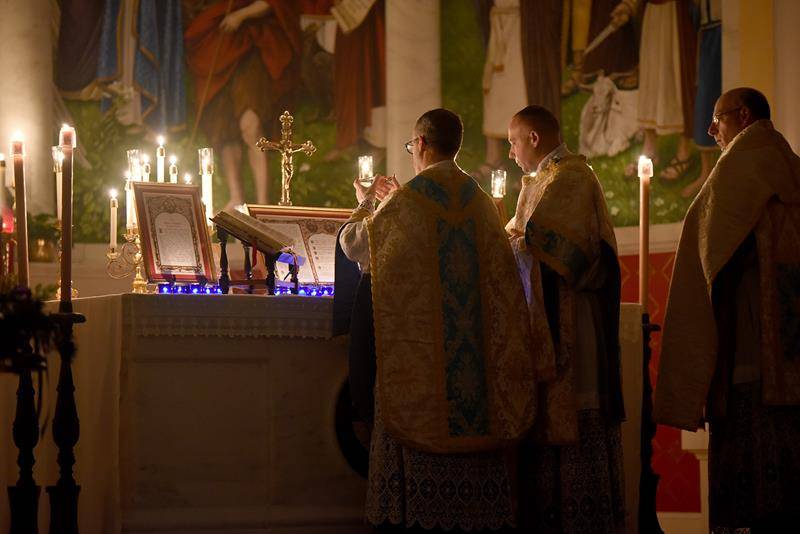 CHARLOTTE — Hundreds of faithful braved an early morning rain in Charlotte to attend St. Ann Parish’s annual Rorate Mass at dawn Saturday, Dec. 15. (Mike FitzGerald and Markus Kuncoro | Catholic News Herald)