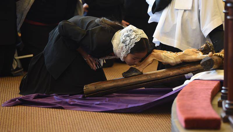 CHARLOTTE —Nearly 130 attendees joined St. Ann Church and the Charlotte Latin Mass Community in marking the second day of the Latin Easter Triduum, with the ancient Good Friday Mass of the Presanctified at Charlotte Catholic High School chapel. (Photo by 