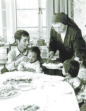 A refugee family enjoys Thanksgiving dinner at the St. Pius X Church rectory in 1986.