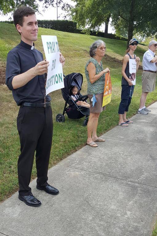 12 (CHARLOTTE — St. Matthew Church in Charlotte participated in a Life Chain. (Photos provided by Liliana Cabada de Salas) )