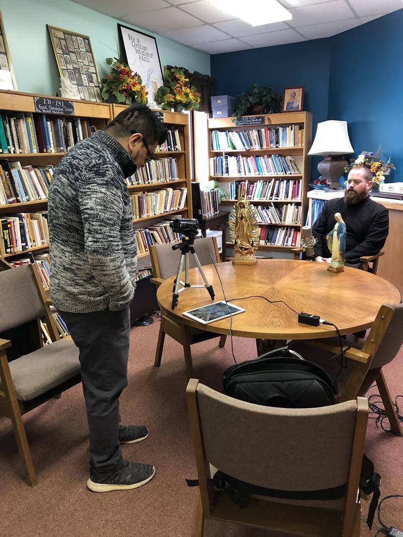 El Padre Brandon Buckler, párroco de Sta. Elizabeth en Boone, envió un mensaje grabado en video especialmente dirigido a la comunidad hispanoparlante de su área. (Foto cortesía Sergio López)
