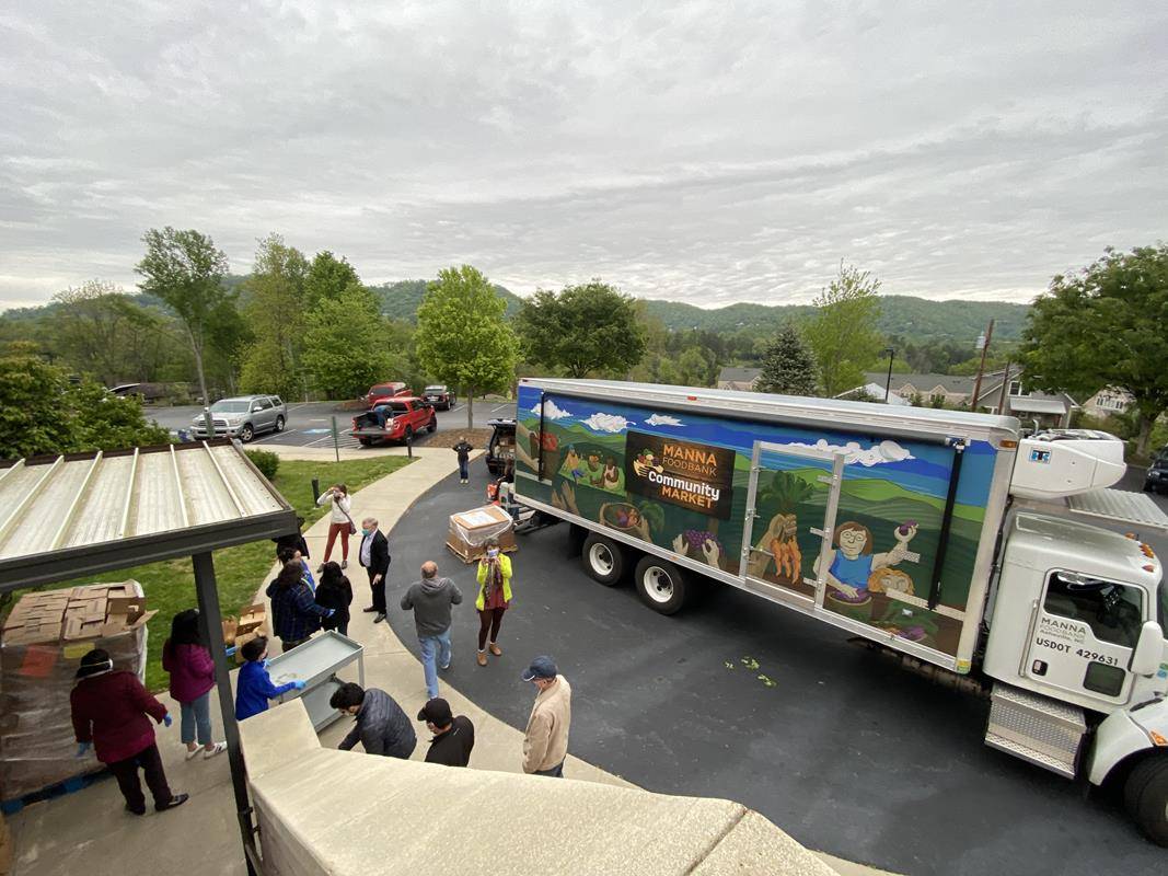 Voluntarios de la parroquia San Eugenio, Caridades Católicas, Pisgah Legal y el Banco de alimentos Manna distribuyeron comestibles para 200 familias en el norte de Asheville. (Foto cortesía Antonio GarcÍa)