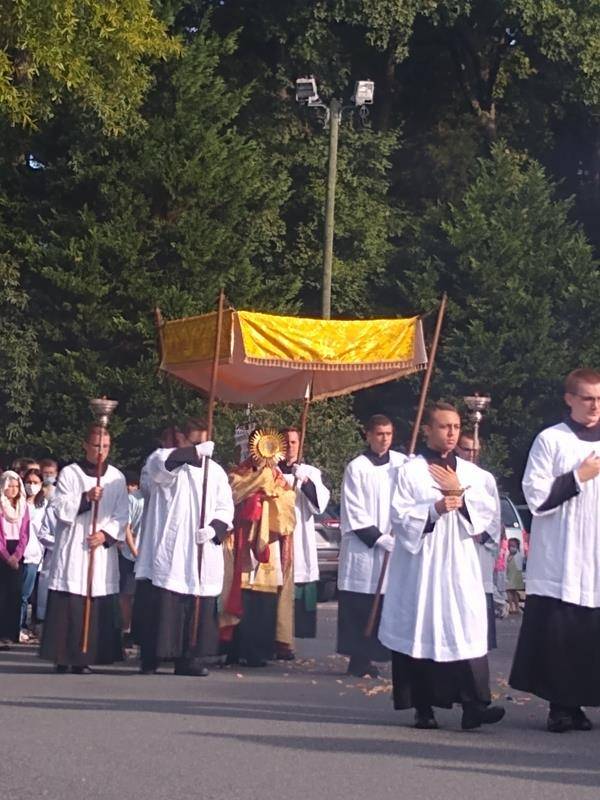 St. Thomas Aquinas Church in Charlotte celebrated the Eucharistic Congress with a Eucharistic Procession. (Photos via Facebook).
