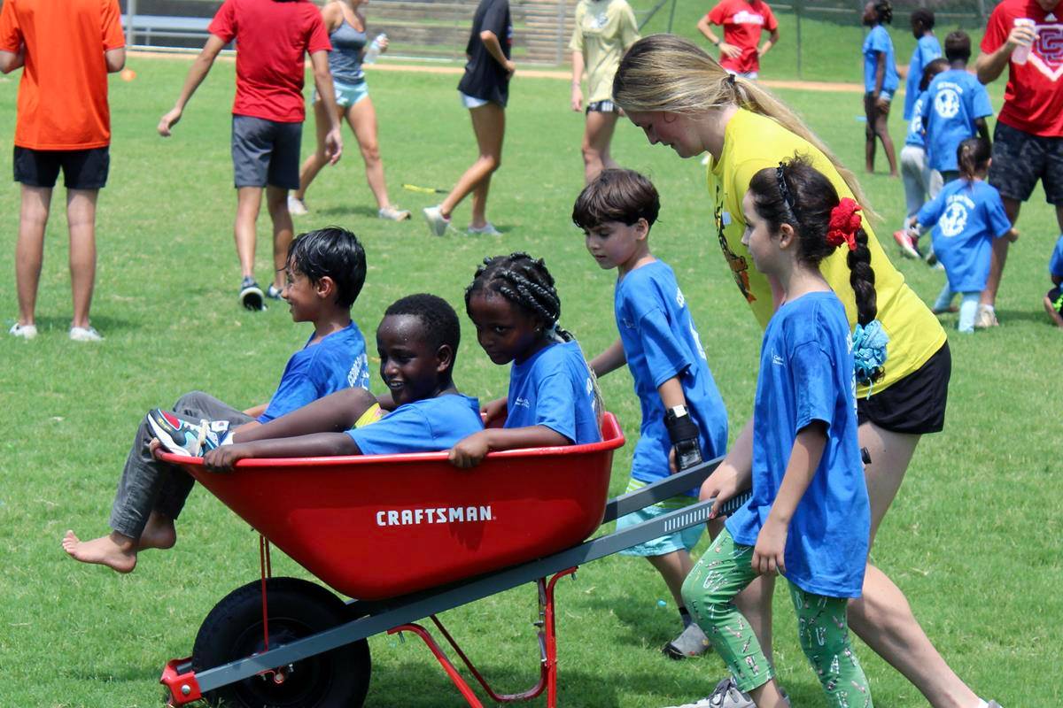 wheelbarrow race 1 (Copy)