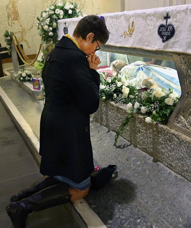 Pilgrim praying at St Maria Goretti's tomb_8624