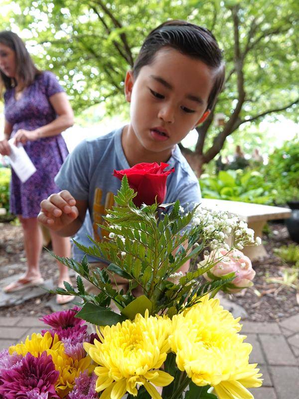 St. Mark preschoolers honor Mary.
