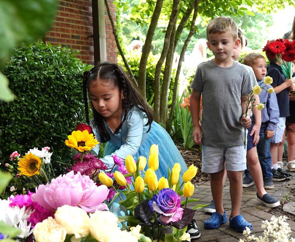 St. Mark preschoolers honor Mary.