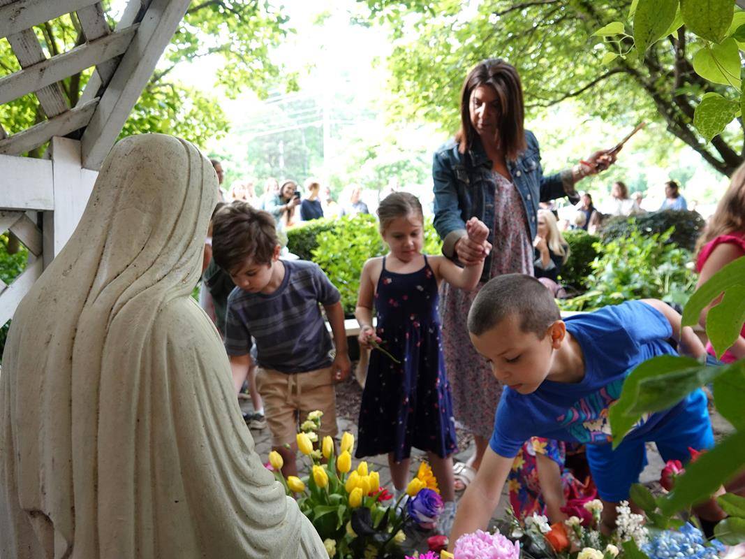 St. Mark preschoolers honor Mary.