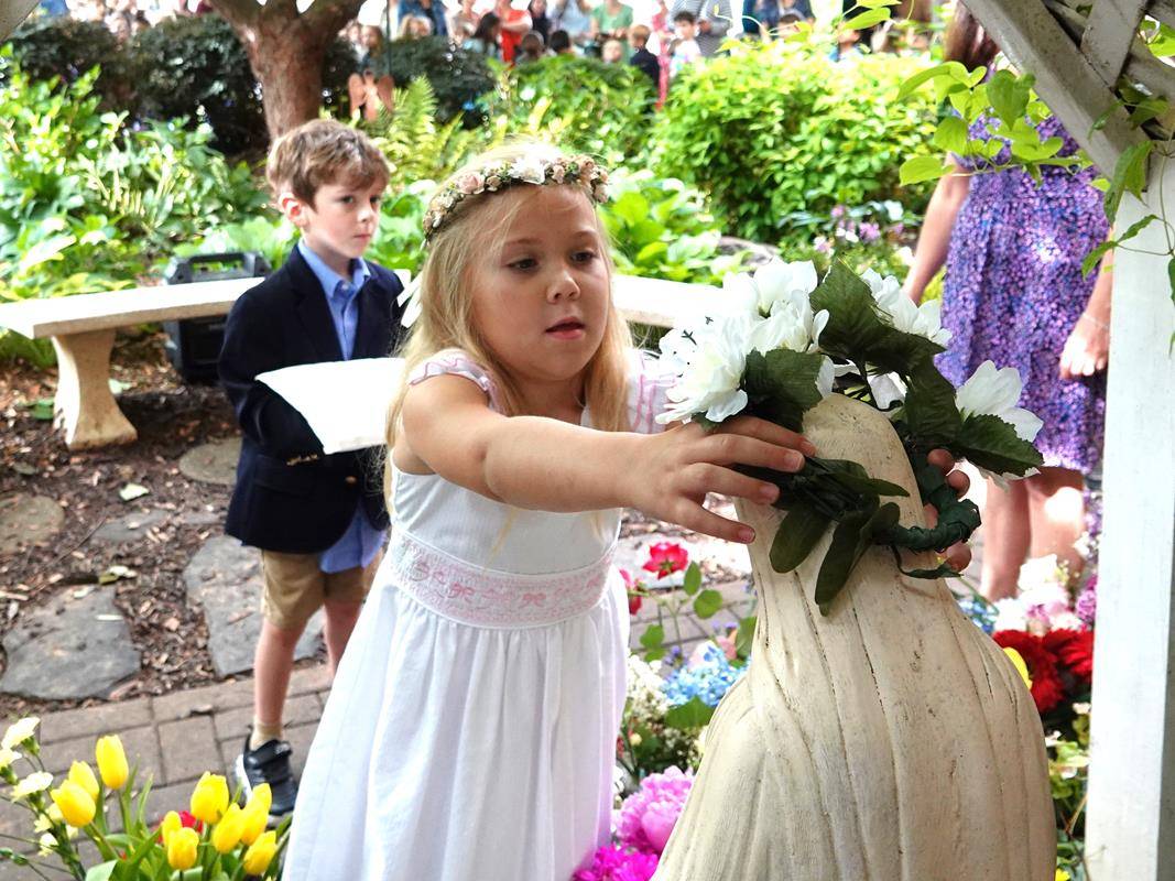 St. Mark preschoolers honor Mary.