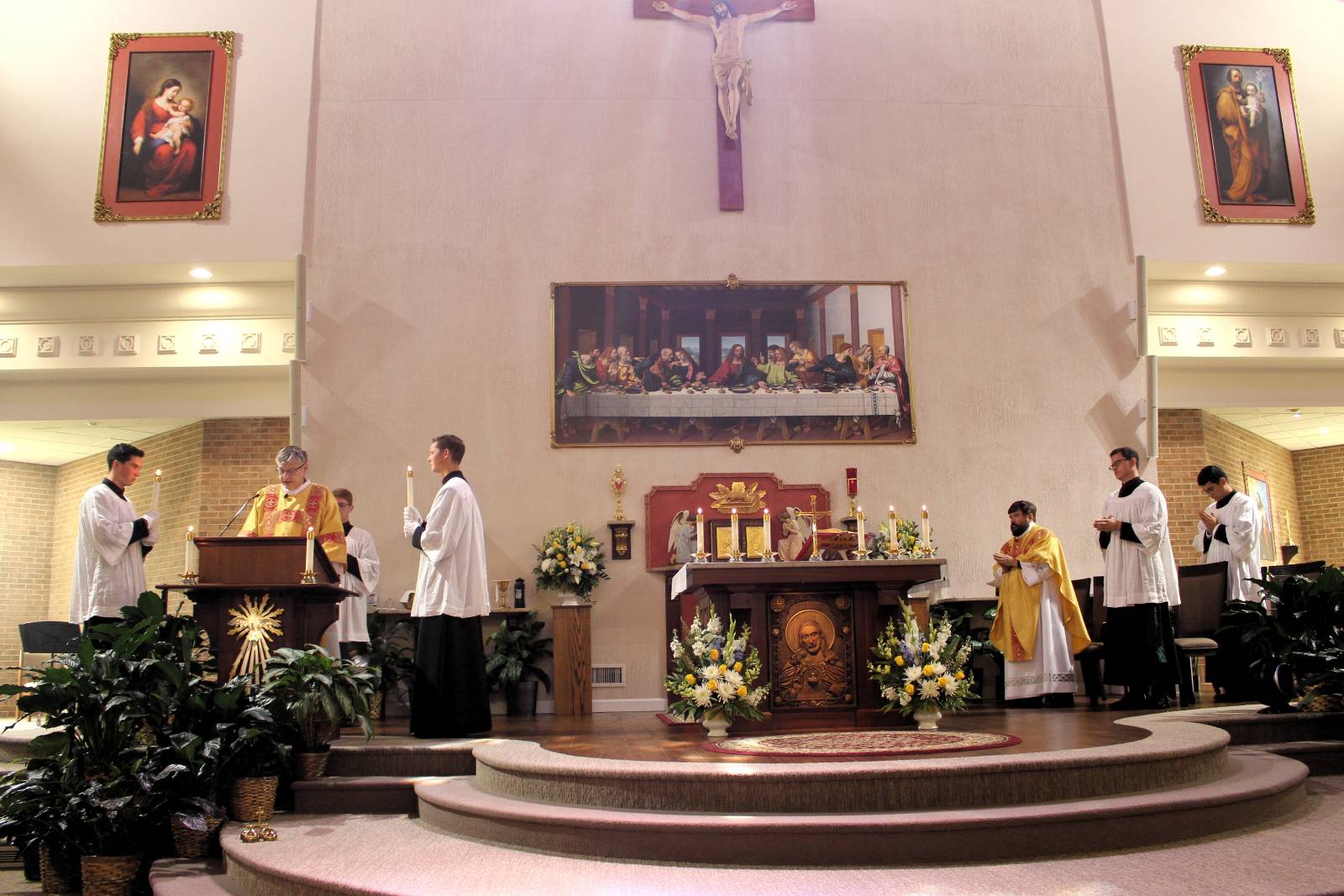 Deacon Michael Martini proclaims the Gospel reading.
