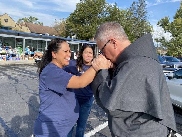 Bishop Martin cheers up volunteers at ICS