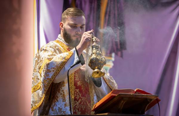 Deacon Andrew Templeton incenses the Gospel at the Holy Thursday Mass of the Lord’s Supper at St. Thomas Aquinas Church in Charlotte. (Photo by Edward Chaplinsky Jr.)