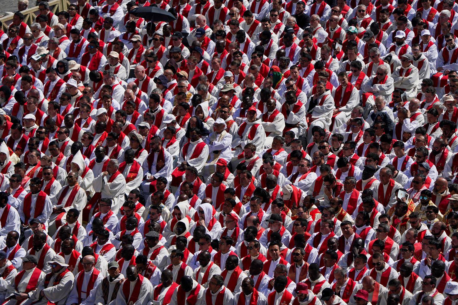 20250426T0500-OBIT-FRANCIS-FUNERAL-REAX-1794857 (Copy)