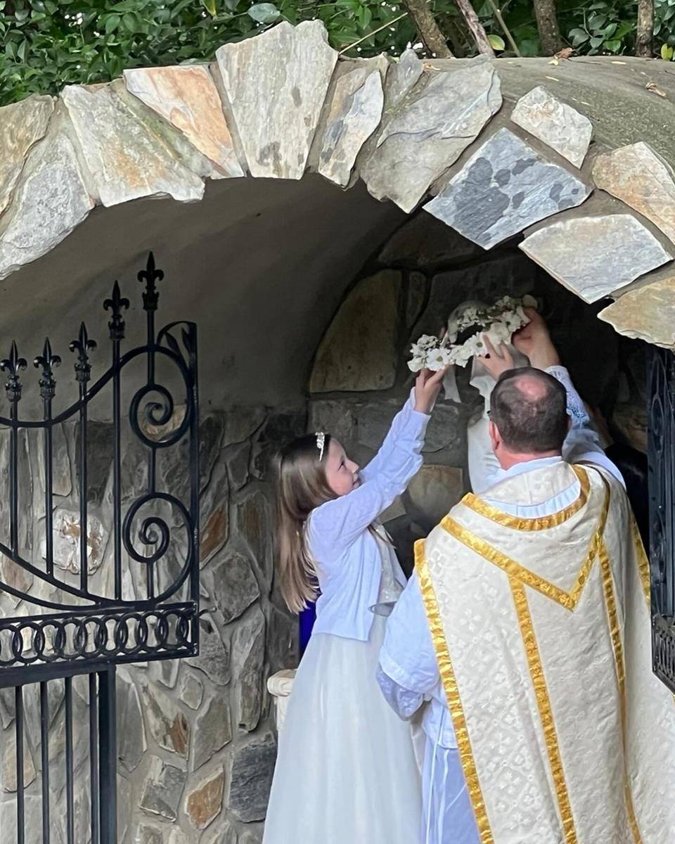 The children of St. Patrick Cathedral received their First Holy Communion and then they were honored to crown Our Lady not only as Queen of the Parish.