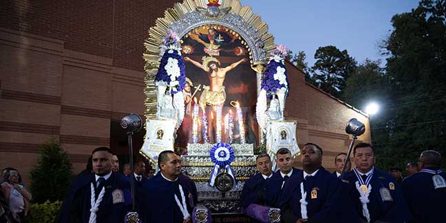 Señor de los Milagros recibió homenaje de comunidad migrante