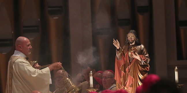  Bishops consecrate United States to the Sacred Heart of Jesus 