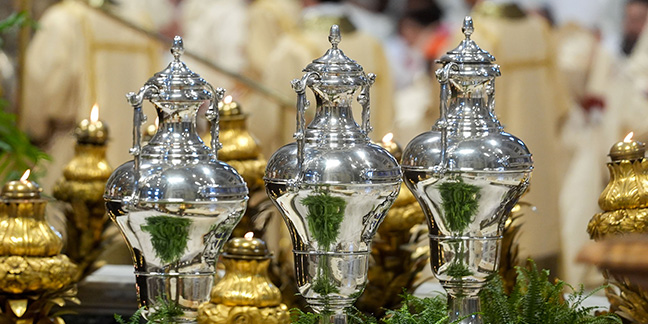 Be 'heralds of hope,' pope asks priests in homily for chrism Mass