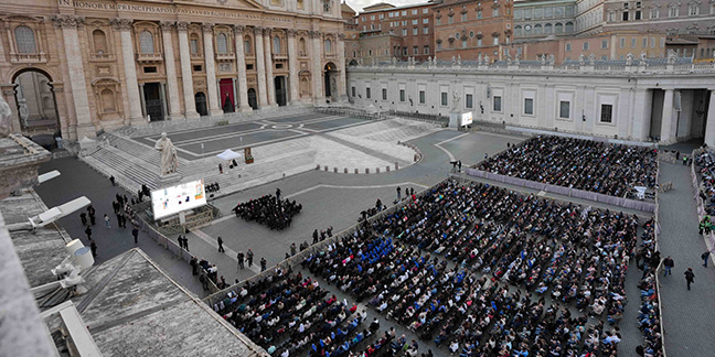 Crowds gather to pray the rosary for repose of pope's soul