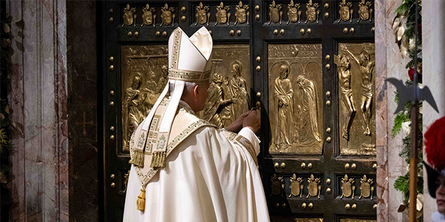 Christians must resist allure of power, serve humanity, pope says at end of Holy Year