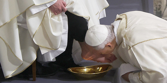Pope on Holy Thursday: Jesus teaches us how to love at the Last Supper