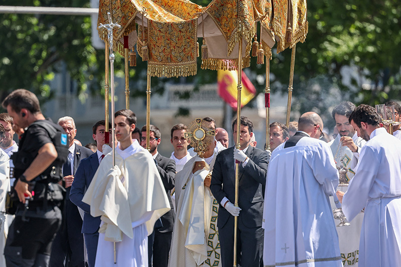 060826 pope spain inside