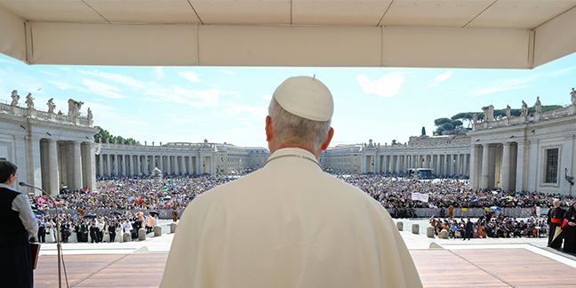 Eucharist transforms believers into Christ's body and counters division, pope says 